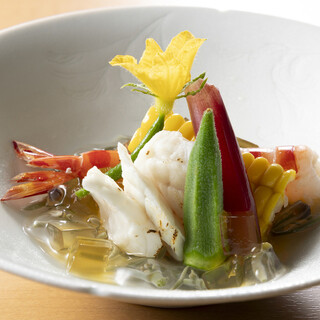 季節ごとに毛蟹・ふぐ・鱧などのお料理からコースがスタート