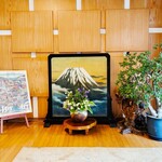 若松屋 村井六助 - 玄関のお花も季節の物に