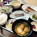 若松屋 村井六助 - 朝の味噌汁にもワラビ