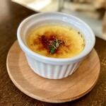 アリー コーヒー - ・ハーフケーキ…定番のクレームブリュレ。食後にアイスコーヒー。