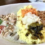 アリー コーヒー - ・カレーのハーフ＆ハーフ（中辛）…野菜スープ、自家焙煎珈琲or紅茶付き。①定番のキーマカレー（辛口）　② 鶏肉と野菜のココナッツカレー（中辛）