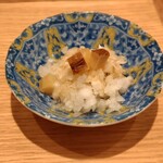 焼鳥 にしき - 鬼ころし（箸休めのいぶりがっこと大根）