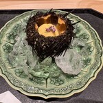 鮨 こん藤 - 殻付き紫ウニ、とうもろこしのムースと出汁の餡をかけて