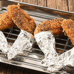 居酒屋 牛すじ屋 - 当店人気No.1！コショウが効いた手羽先唐揚げ！