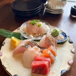 酒膳てんてこまい - ◯お造りおまかせ盛り合わせ／2人前¥2,800
…本鮪、鰤、炙り鰆、天然ひらめ、真鯛、サーモン。