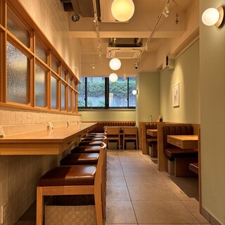 ミントグリーンを基調とした清潔で温かみのある店内