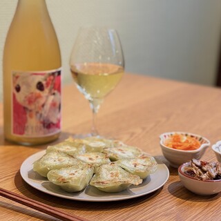 餃子に合わせてセレクトしたナチュラルワイン