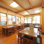 味蔵　月あかり - 1階テーブル席　４人掛けのテーブルが５席、２人掛けが１席ございます。