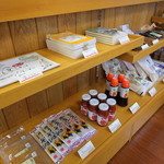 味蔵　月あかり - 店内に売店のコーナーもございます。地元の食品や、かあちゃんのレシピ集など取り扱っております。お土産にぜひご利用ください。