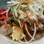 麺処 盛盛 - 肉そば＋タマネギ＋すり下ろし生姜＋ベニー（紅生姜）＋一味にズーム