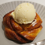 フィーカファブリーケン - カネルブッレとバニラアイス(550円)