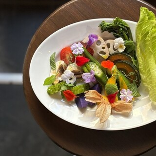 シェフが自ら買い付ける有機、無農薬野菜