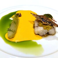 メゾン ポール・ボキューズ - MENU DÉJEUNER：魚料理（イトヨリのオーフー グリーンオリーブ風味 ベビーフヌイユのグラッセ ソース・サフラン）