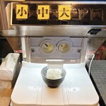 感動の肉と米 - お代わり自由のご飯は機械で提供されます。中サイズを頼みましたが、大盛りでも230gなので、心配なく食べきれます。