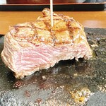 感動の肉と米 - 厚みがあるお肉は、レアで提供されます