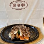 グルメ＆コーヒー 舶来屋 - 脂が跳ねるのでナプキンは必須