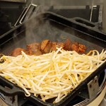 ホルモンごえん - ★★レバー 748円 穴の開いた 鉄板 を斜めにし 油が下に落ちる仕掛けになってい！鉄板の上には 下にもやし 上に肉を置く スタイルで店員が焼いてくれるので楽ちんだが 肉自体がそれほど美味しくない！