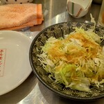 ホルモンごえん - ★お通し 330円 キャベツの千切りごときでこの価格は暴利！