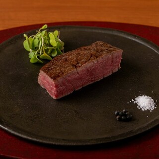 絶妙な火加減で焼き上げる炭火焼きをご堪能ください