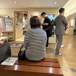 手作りハンバーグ工房Toshi - この並び具合で席案内まで30分程度