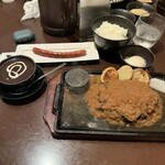 手作りハンバーグ工房Toshi - シャリアピンソース、330g、温玉、ソーセージ、カレーTP