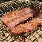 炭火焼肉ホルモンさわいし - 焼きの担当は家人