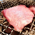 炭火焼肉ホルモンさわいし - 黒毛和牛特選タンの包丁技も素晴らしい