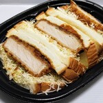 LAWSON - 料理写真:盛りすぎ! 厚切りロースカツサンド458円