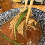 極濃湯麺 フタツメ - 【2025.6.6(金)】野菜炒めと豚肉をスープに付けた