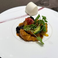 東天紅 - 豚ヒレ肉のカレーソース　花巻（蒸しパン）添え