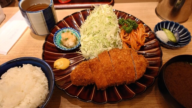 『衣薄めで肉厚、食べ応えのある美味しいとんかつ！付け合わせのスパゲティは何故？』by ぽくさい ちん : とん久 （とんきゅう） - 高田馬場 ...