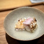 日本料理FUJI - 出ましたー！
      何度いただいても素晴らしい、不動のシグニチャー。
      活〆白甘鯛の松笠焼き♪
      一口目はそのまま、二口目はお出汁も含ませていただきます。優しく脳天を貫かれる感じが快感です。