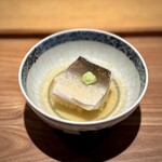 日本料理FUJI - 游がせのカマスです。
      「この日のメインかも」と大将がおっしゃる通り、その滑らかな繊維と身の膨らみは、異次元！
      飯蒸しも大のお得意で、葛餡とのバランスも最高です♪