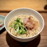 日本料理FUJI - いつものラーメンだけど、毎度ちょっとずつ違うラーメン。
      その日のお魚の出汁のスープだもん。美味しいに決まってます♪