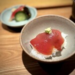 日本料理FUJI - 御前崎の夕市自体がなくなってしまったとのことで、多くのゲストを虜にした、あのモチ鰹は実質の消滅だそう…（涙）。
      ですが、こうして漬けごはんでいたたけば、鰹はやっぱり美味しい！