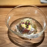 日本料理FUJI - 朝〆の鯵。ぶりんぶりんです(^^)
      黄身酢や新玉葱などで、とても爽やかにいただけます♪
      立派で美味しい鯵は、本当に盛り上がります。
      これも、またすぐにいただきたい！