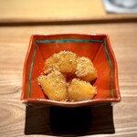 日本料理FUJI - 音や香りで楽しませてくれる胡麻の一品も、もはやコースに欠かせなくなりましたね。
      そして、メイクイーンですか。
      ねっとり感といい、香ばしさといい、これがめちゃめちゃ合います！
      私の中では結構な傑作です。