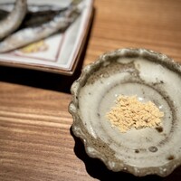 日本料理FUJI - その鰯に、なんと鯖の白子塩をお供にしてくれます。
                      臭みなどもちろん無縁で、少しコクをプラスしてくれる程度の程よい距離感。
                      粒が細かいので、デリケートな鰯の食感も邪魔しません。
                      素晴らしい工夫ですね。