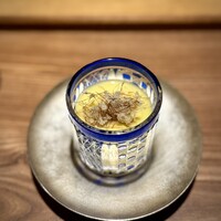 日本料理FUJI - 玉蜀黍の摺流し。
                    この糖度は、いきなり幸せスイッチを入れてくれます♪
                    底の方には、お酢のジュレかな？爽やかに味がグラデーションしていきますね。
                    昨年は酸味は入れてなかったと思うので、進化ですね！