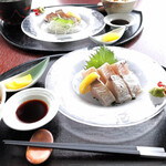 瀬戸内魚料理 雛げし - 二人ともサワラのタタキ定食を選び、ご飯がタコ飯に変更できたので、二人ともタコ飯にしました。