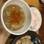 中華蕎麦 はざま - このつけ汁。甘酸っぱい醤油スープに背脂、柚子七味。想像の3倍うまかった