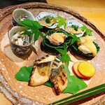 御料理 ふじ田 - わらび ささだけ うどのごまあえ
      あゆのあげびたし
      いちじく天ぷら しろみそ 田楽味噌
      マナガツオとなすのはさみあげ
      まるじゅうあまに