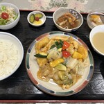 中国料理 頤和園 - イワエンセット　＂えび、鶏天、レタスの炒め＂