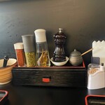 麺堂にしき - テーブル調味料