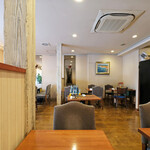 レストラン・サカキ - 店内のテーブル席の風景です