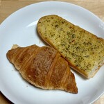 Chou Chou - 料理写真:クロワッサン、ガーリックフランス