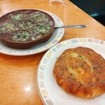 サイゼリヤ - エスカルゴのオーブン焼き400円とフォッカチオ150円