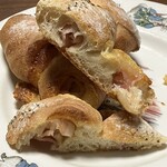 Petrichor Bakery and Cafe - ベーコンエピの断面