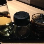 Mazeharu - 卓上　辣油、こんぶ酢、コショウ