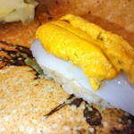 鮨 福原 - 白イカの上にド～ン！ムラサキウニ　口内に広がる旨みと余韻冷めやらぬ上品な甘み。食感もナイス　コレは贅沢な代物　マルは声にならない位に唸りっぱなし（笑）本当に美味しいのは寡黙になり、黙々と食に興じますわ